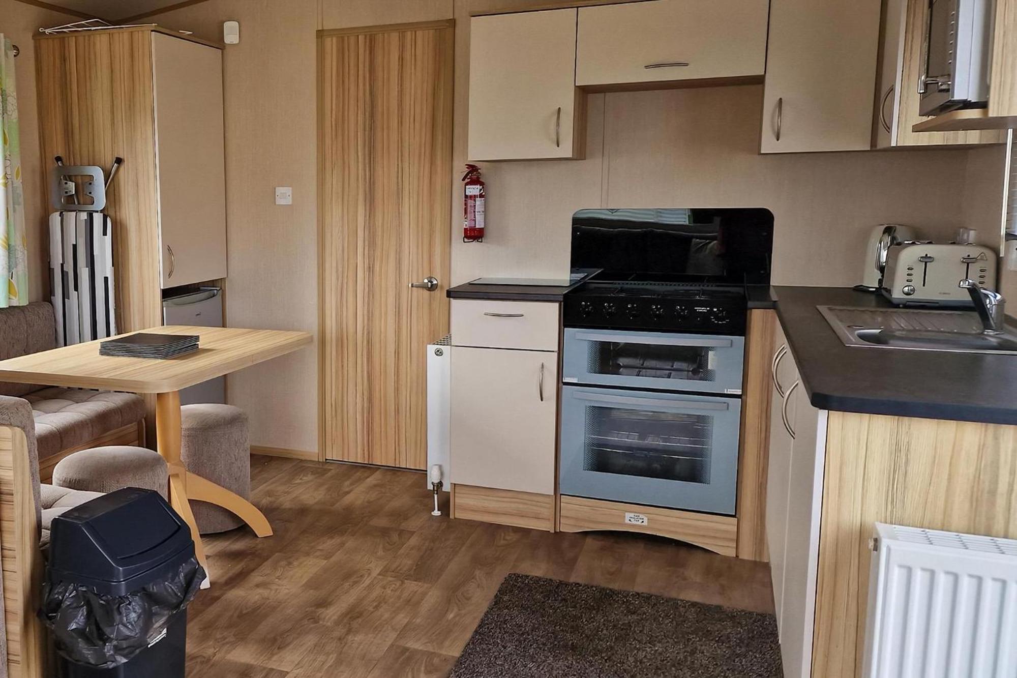 8 Berth Caravan For Hire At Manor Park Near To A Great Beach Ref 23041C ハンスタントン エクステリア 写真
